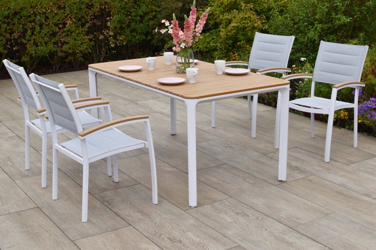 Gartensitzgruppe mit Tisch und Stühlen auf einer Terrasse