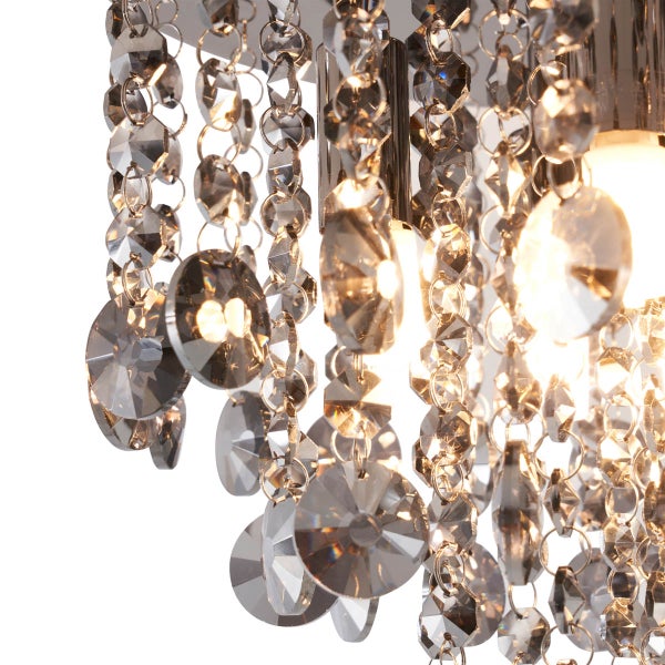 Detailansicht einer Deckenleuchte mit Kristallanhängern