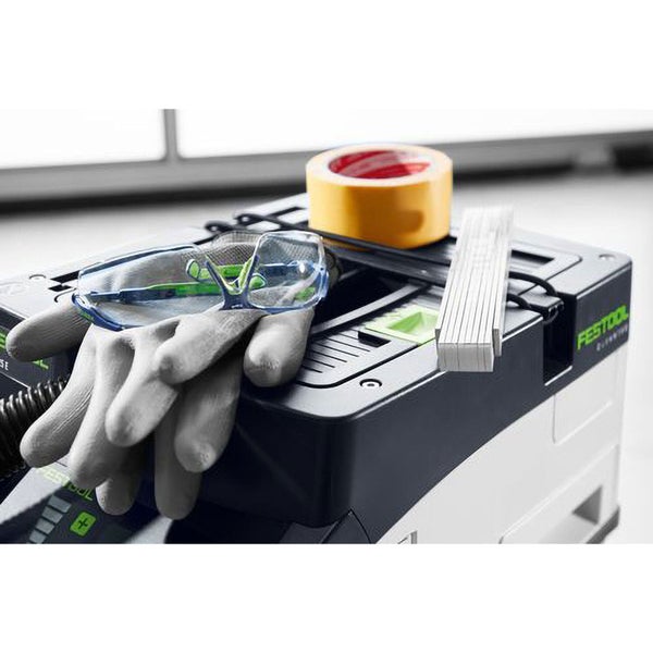 Festool Systainer Werkzeugbox mit Schutzbrille, Arbeitshandschuhen, Klebeband und einem Zollstock auf der Oberseite.