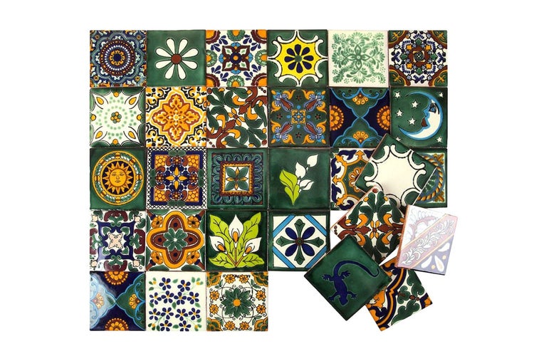 Dekorative Fliesen mit Mustern und zwei einzelnen Fliesen