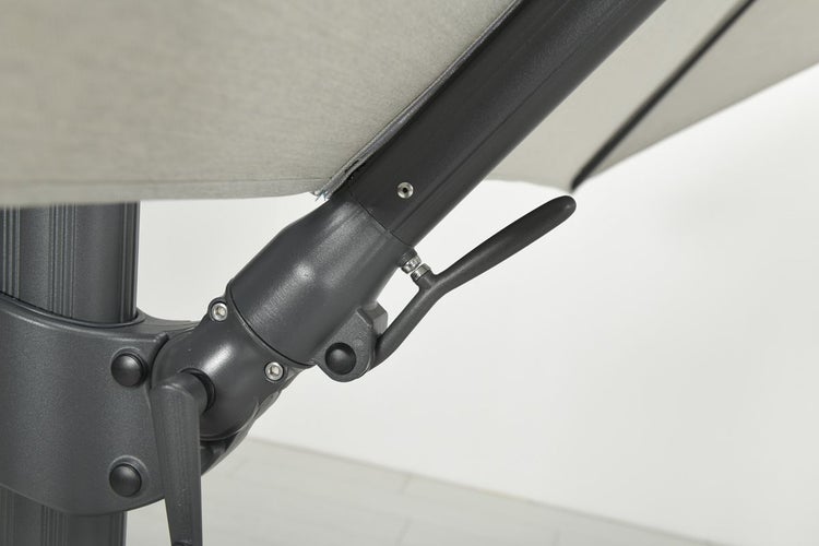 Nahaufnahme der Knickvorrichtung eines Sonnenschirms mit Handhebel zur Neigungsverstellung.