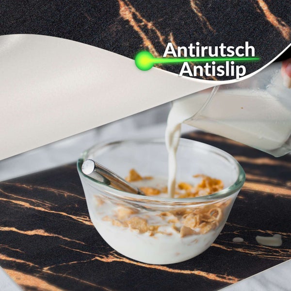 Platzset mit Marmoreffekt und Antirutsch-Funktion, auf dem eine Schüssel mit Müsli steht.