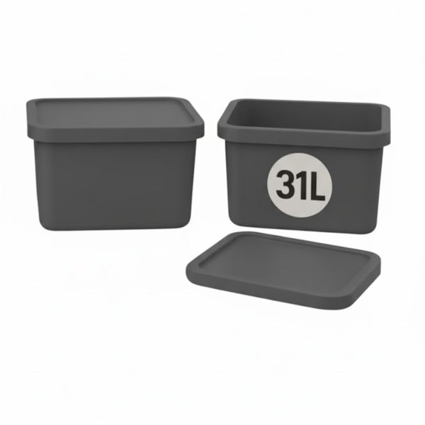 Zwei graue Aufbewahrungsboxen, eine mit Deckel und eine mit 31 Liter Angabe.