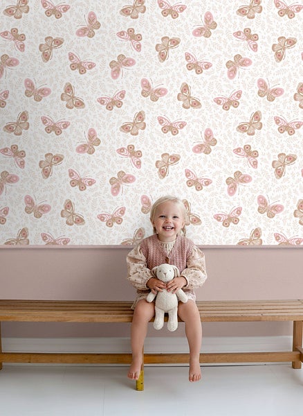 Zimmer mit Tapete mit Schmetterlingsmuster und einem Kind, das auf einer Bank sitzt