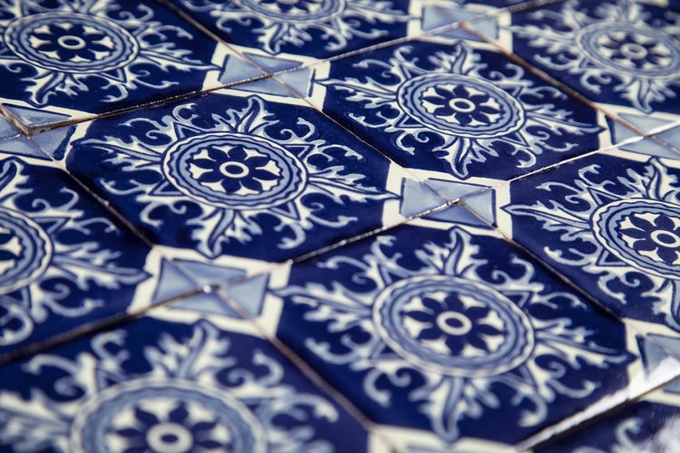 Nahaufnahme von blau-weißen gemusterten Fliesen
