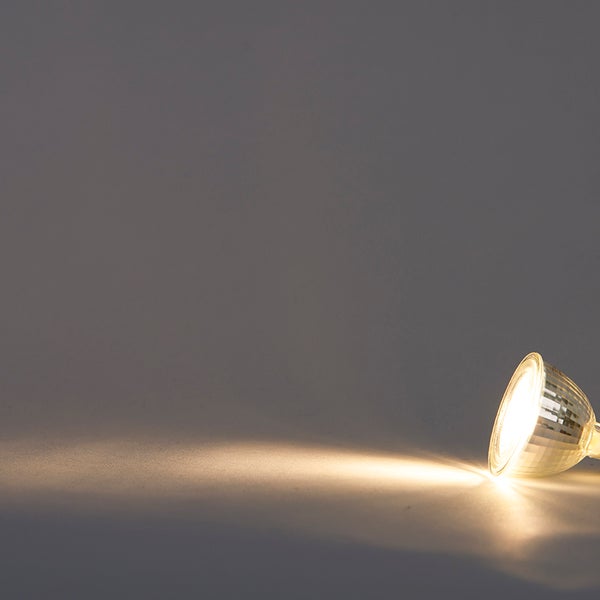 Leuchtendes LED-Reflektor-Leuchtmittel mit warmweißem Lichtstrahl.