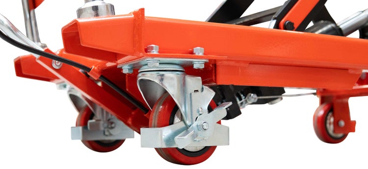 Detailaufnahme der Lenkrollen eines Scherenhubtisches mit Feststellbremse und roter Lauffläche.