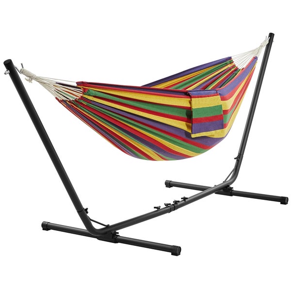Hängematte mit Streifenmuster und Gestell