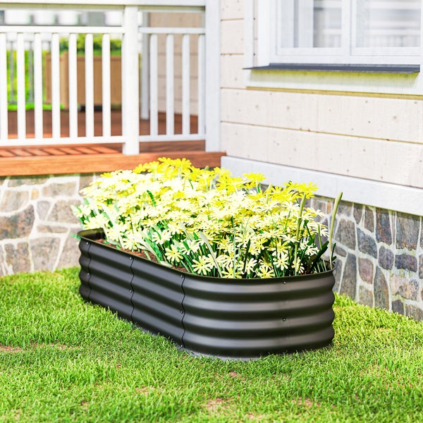 Gelbe Gartenbank aus Metall mit Lattensitz für Wasserablauf und dekorativem Rücken mit Luftdurchlass in einer Gartenszene.