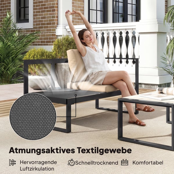 Modernes Garten-Lounge-Sofa mit atmungsaktivem Textilgewebe. Eine Frau entspannt auf den Polstern auf einer Terrasse.