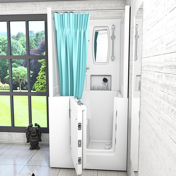 Weiße Sitzbadewanne mit offener Tür, blauem Duschvorhang und integrierten Armaturen in einem hellen Badezimmer mit Gartenblick.