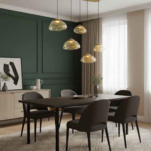 Esszimmer mit Esstisch, Stühlen und Hängelampe