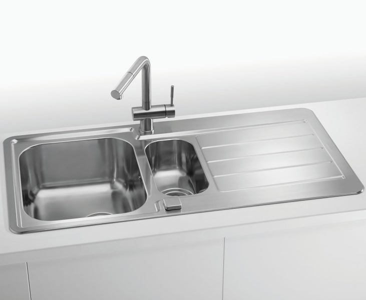 Edelstahl Einbauspüle mit zwei Becken und Abtropffläche sowie Küchenarmatur auf einer Arbeitsplatte montiert.
