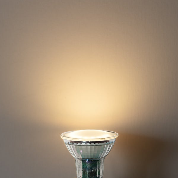 Eingeschaltetes LED-Reflektor-Leuchtmittel mit warmweißem Lichtstrahl.