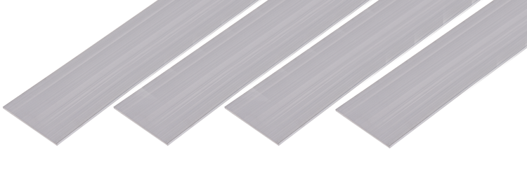 Mehrere flache Aluminiumprofile in gerader Ausrichtung