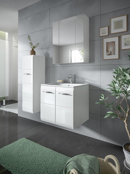 Modernes Badezimmermöbel Set mit weißem Hochglanz Waschbeckenunterschrank, Hochschrank und Spiegelschrank in einem hellen Badezimmer mit grauen Fliesen.