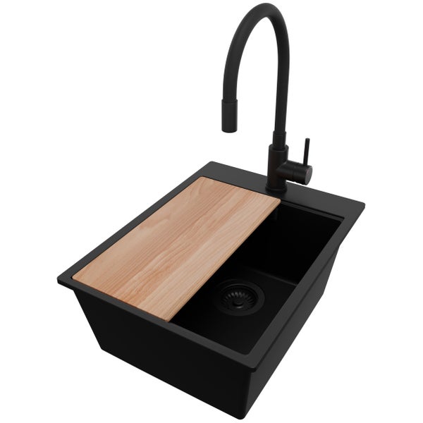 Schwarzes Spülbecken mit Wasserhahn und Schneidebrett