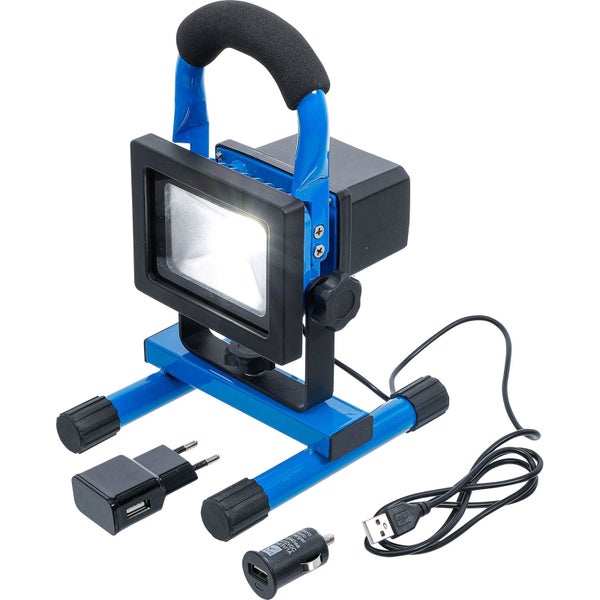 Mobiler LED-Baustrahler mit Akku, blau-schwarzes Metallgestell, USB-Ladekabel, Netzadapter und Auto-Ladestecker.
