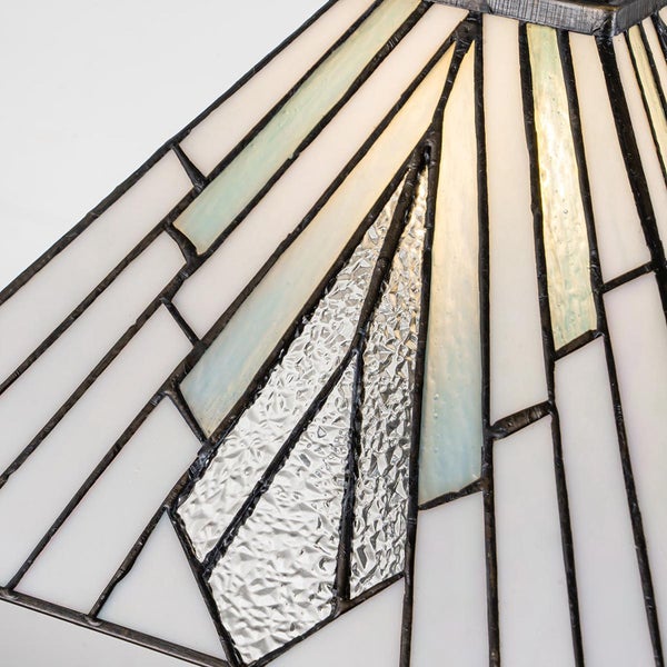 Detailaufnahme einer Tiffany Lampe mit Glasmosaik