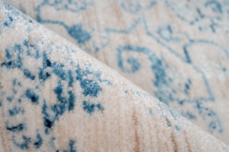 Nahaufnahme eines Teppichs mit Ornamentmuster und Florstruktur