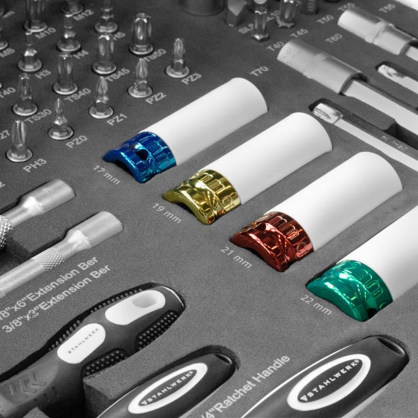 Detailaufnahme eines Werkzeugkoffers mit diversen Werkzeugen, darunter Steckschlüsseleinsätze und Schraubendreher