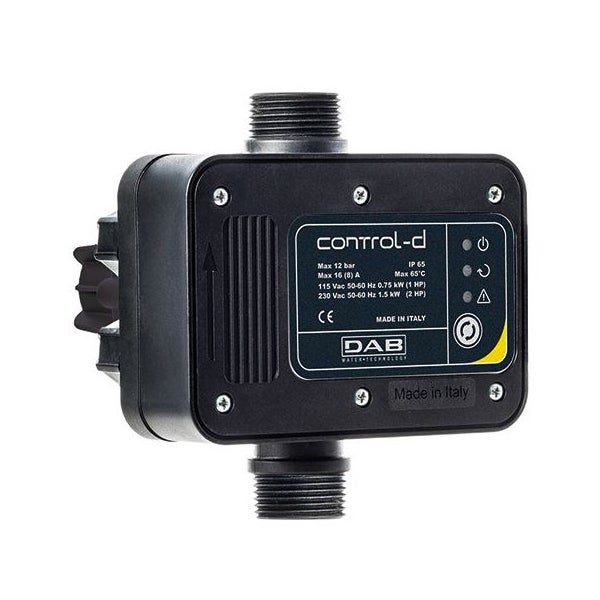 Elektronische Pumpensteuerung DAB Control-D für Wasserpumpen mit Gewindeanschlüssen und integriertem Bedienfeld.