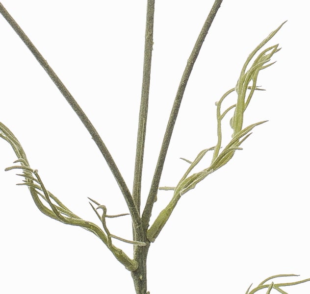 Detailansicht einer künstlichen Bambuspflanze mit grünen Halmen und Blättern.