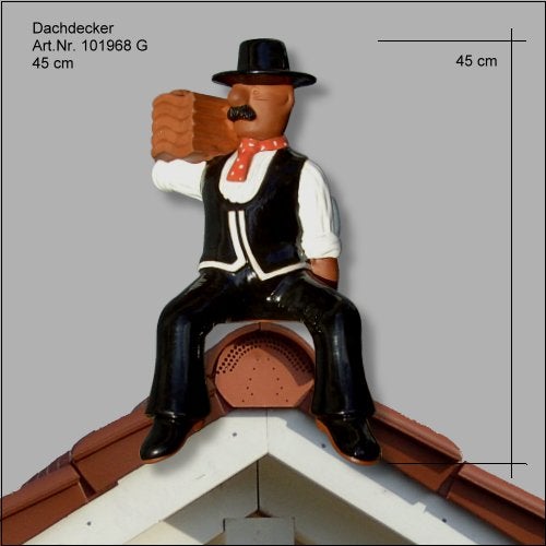 Firstfigur Dachdecker aus Keramik, 45 Zentimeter hoch, sitzend auf Firstziegel mit Ziegelstapel auf der Schulter.