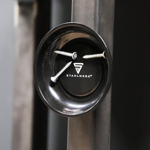 Magnetische Schale mit Schrauben und Stahlwerk Logo.