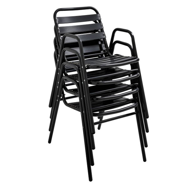 Stapelbare Gartenstühle aus schwarzem Metall mit Armlehnen und Latten-Optik.