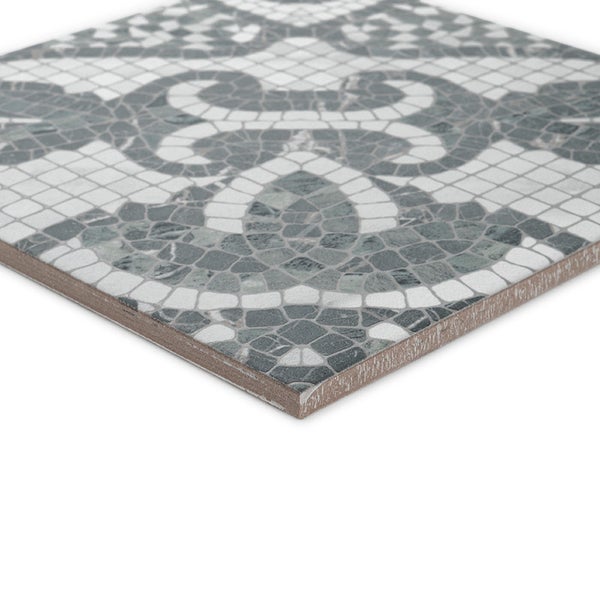 Quadratische Fliese mit dekorativem Mosaikmuster in ornamentaler Optik für Wand und Boden.
