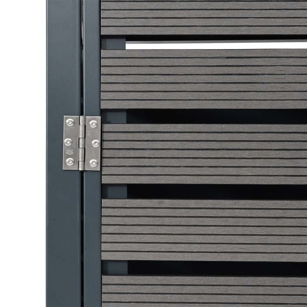 Detailansicht eines Gartentors mit Edelstahlbeschlägen und horizontalen Lamellen