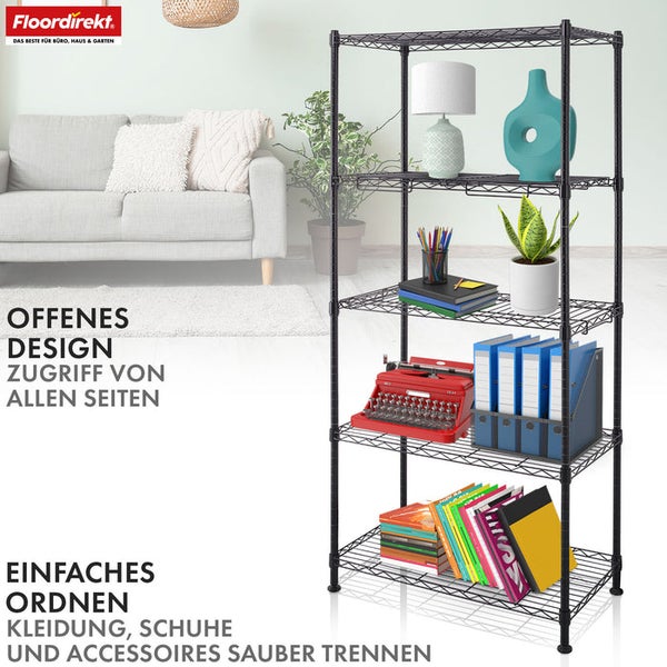 Schwarzes Regalsystem mit fünf Ebenen, auf denen Gegenstände im Wohnzimmer präsentiert werden, Marke Floordirekt Logo.