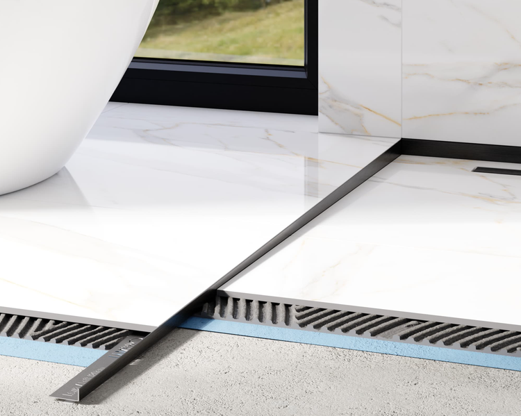 Gefälleprofil für bodengleiche Duschen zwischen Marmoroptik Bodenfliesen und Badewanne in einem hellen Badezimmer.