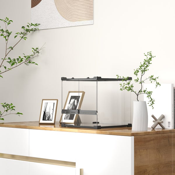 Glasterrarium auf einem Holzschrank mit Dekoration