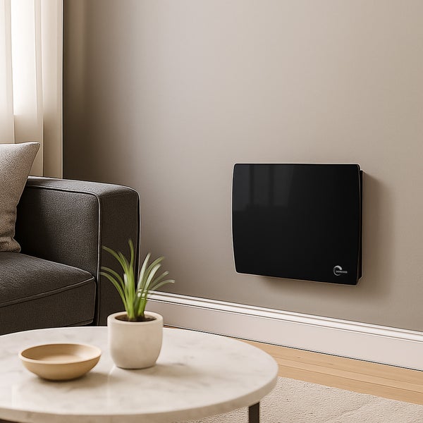 Ein elektrischer Flachheizkörper von Sannover ist modern an einer Wohnzimmerwand montiert, daneben steht ein Sofa und ein Couchtisch mit Pflanze.