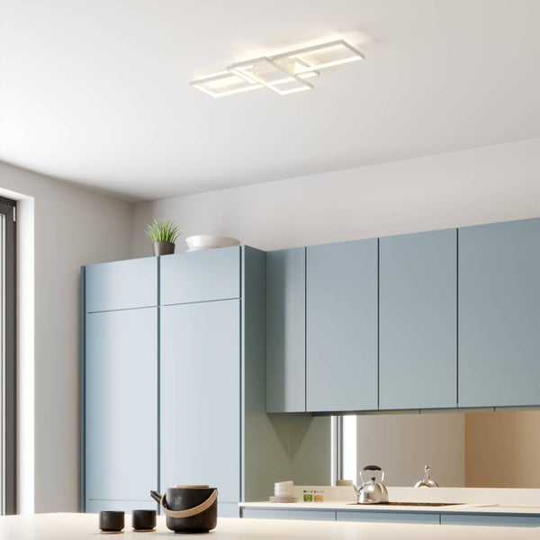 Moderne LED-Deckenleuchte mit ineinandergreifenden rechteckigen Rahmen in einer hellen, organisierten Küche mit Küchenschränken.