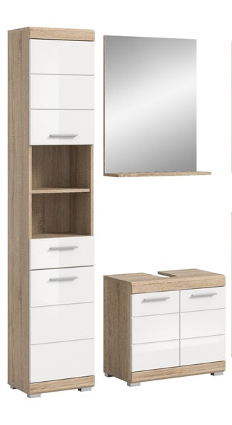 Badezimmermöbel-Set bestehend aus Hochschrank, Waschbeckenunterschrank und Spiegel mit Ablage in Eiche-Optik und Weiß.