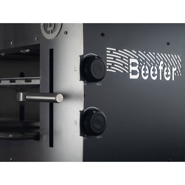 Werkstattschrank aus Metall mit zwei geöffneten blauen Türen, Schubladen und Auszugsböden, befüllt mit Werkzeug und Ordnern.