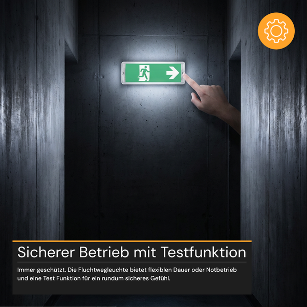 Beleuchtetes Rettungszeichen für Notausgänge mit Testfunktion in einem dunklen Flur montiert.