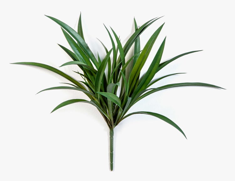 Künstlicher Pandanus-Busch mit spitzen grünen Blättern.