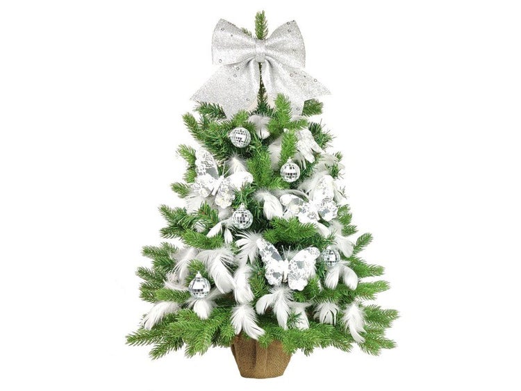 Geschmückter künstlicher Weihnachtsbaum in Jutetopf mit Schleife, Schmetterlingen, Discokugeln und Federn zur Weihnachtsdekoration