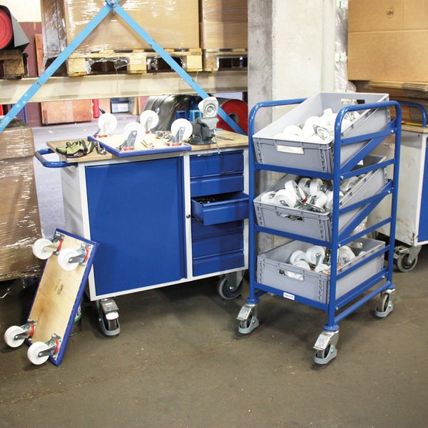 Werkstatteinrichtung mit Werkbank, Rollbrett und Rollwagen