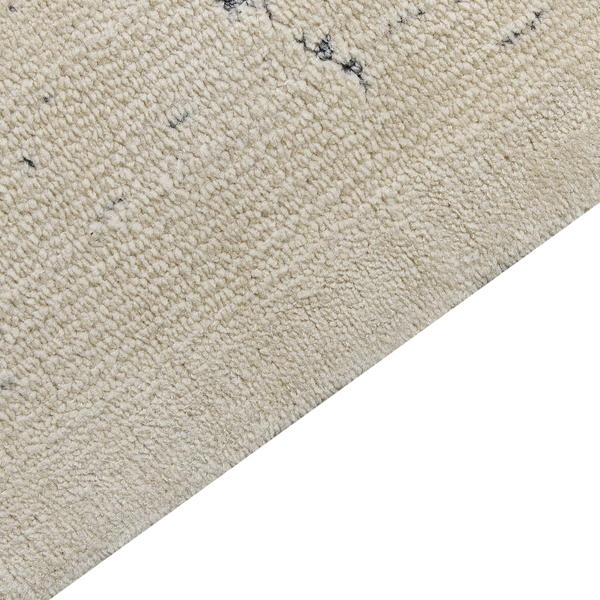 Detailansicht eines beigen Teppichs mit weicher Textur und dezentem Muster.