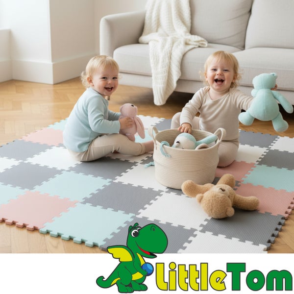 Zwei Kleinkinder spielen auf einer bunten Puzzlematte aus EVA-Schaumstoff in einem hellen Wohnzimmer. LittleTom Logo.
