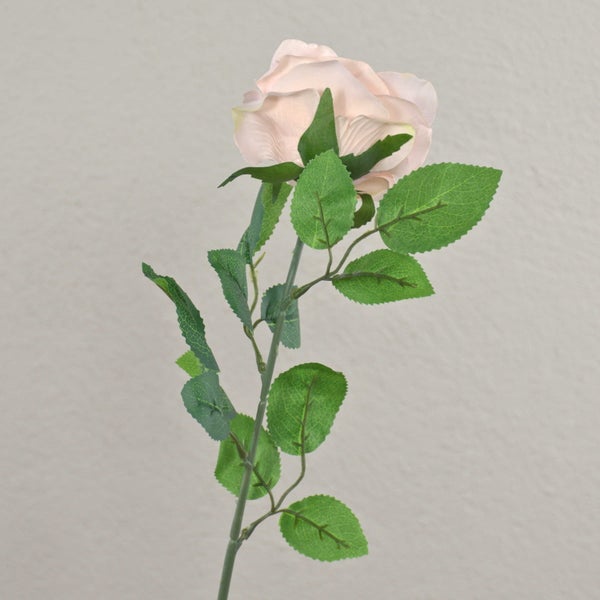 Künstliche Rose mit pfirsichfarbener Blüte und grünem Stiel.
