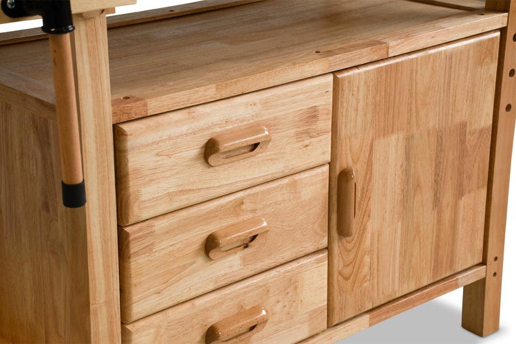 Detailansicht eines Küchenschranks mit Schubladen und einer Tür aus Holz.