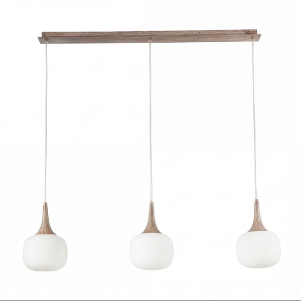 Dreiflammige Pendelleuchte mit weißen Glasschirmen und Holzelementen an der Deckenhalterung und den Fassungen.