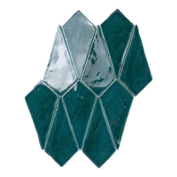 Set aus diamantförmigen Wandfliesen mit glänzender Oberfläche in unterschiedlichen Nuancen.
