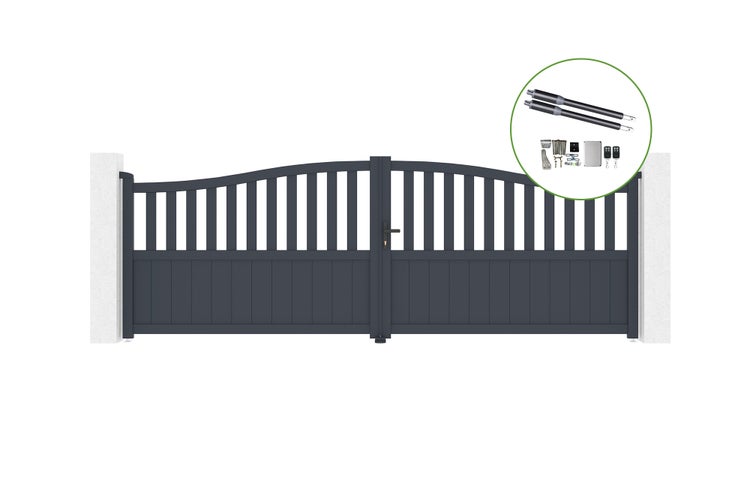 Geschlossenes graues Gartentor vor einem Haus